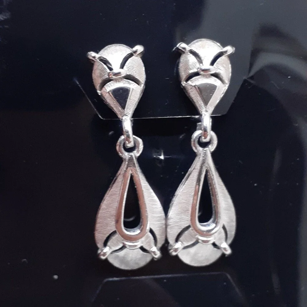 Vintage Crown Trifari Earrings Signed Clip On Silver Tone Dangle - Picture 3 of 16